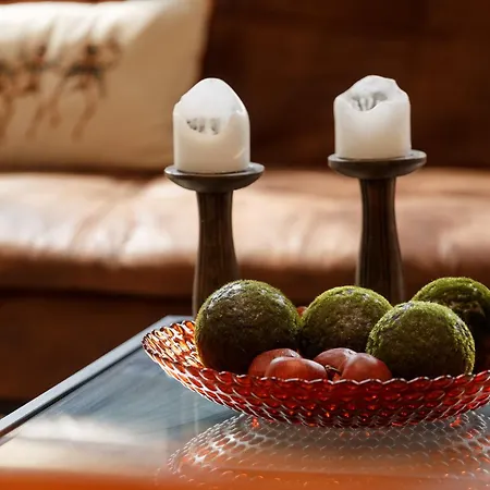 Modern 2 Bedroom With 75” Tv & Free Wi-fi