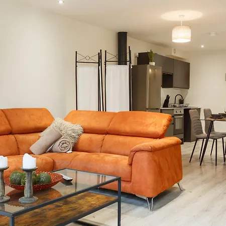 Modern 2 Bedroom With 75” Tv & Free Wi-fi * Bradford (West Yorkshire)