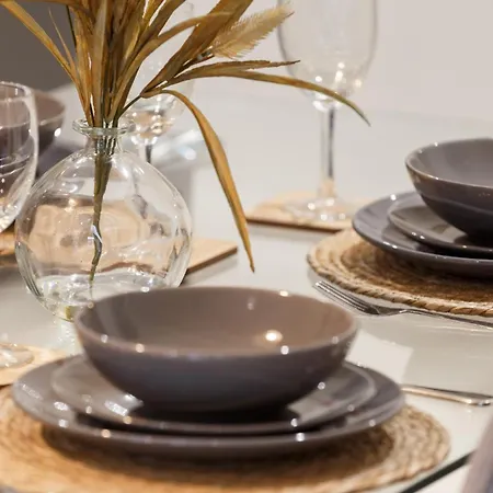 Modern 2 Bedroom With 75” Tv & Free Wi-fi Apartment Bradford (West Yorkshire)