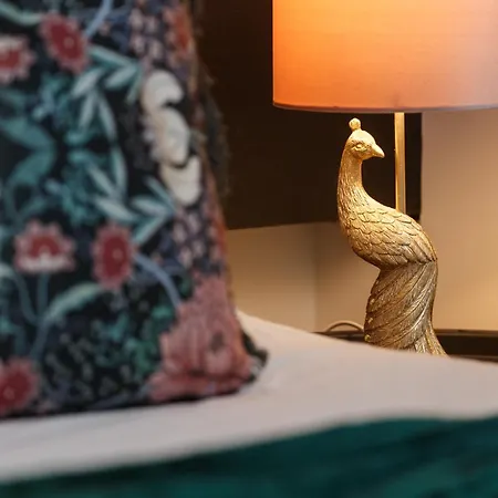 Modern 2 Bedroom With 75” Tv & Free Wi-fi Apartment