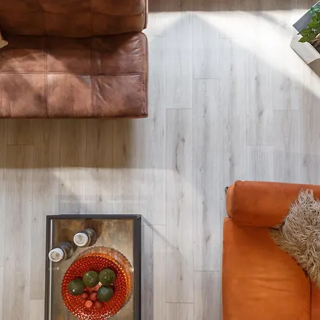 Modern 2 Bedroom With 75” Tv & Free Wi-fi *