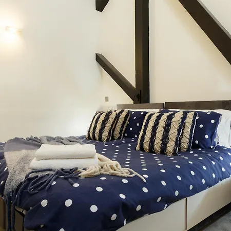 Modern 2 Bedroom With 75” Tv & Free Wi-fi Apartment