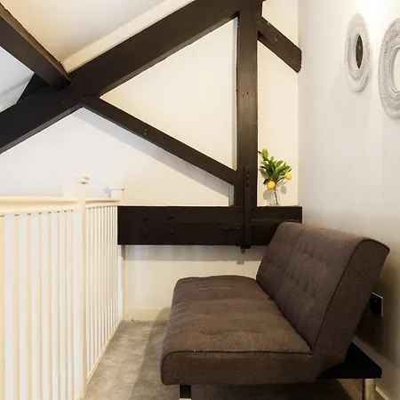 Modern 2 Bedroom With 75” Tv & Free Wi-fi *