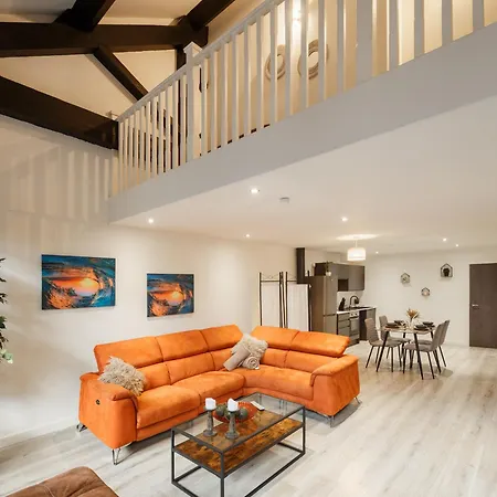 Modern 2 Bedroom With 75” Tv & Free Wi-fi