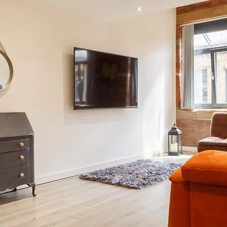 Modern 2 Bedroom With 75” Tv & Free Wi-fi Apartment *