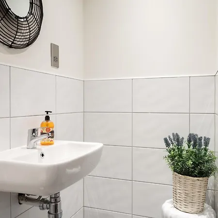 Modern 2 Bedroom With 75” Tv & Free Wi-fi Bradford (West Yorkshire)