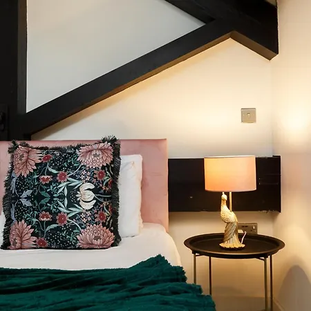 Apartment Modern 2 Bedroom With 75” Tv & Free Wi-fi *