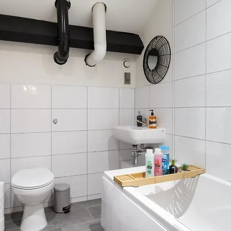 Modern 2 Bedroom With 75” Tv & Free Wi-fi