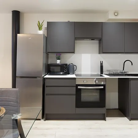 Modern 2 Bedroom With 75” Tv & Free Wi-fi Apartment