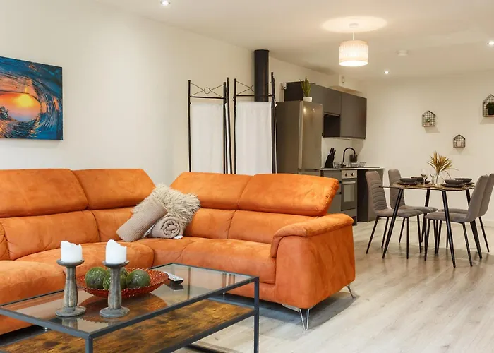 Modern 2 Bedroom With 75” Tv & Free Wi-fi * Bradford (West Yorkshire)