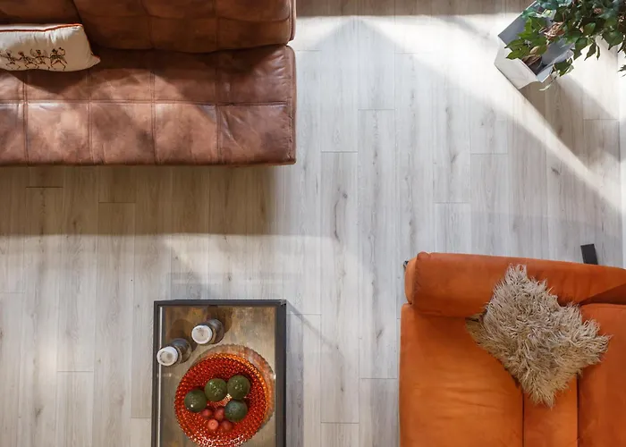 Modern 2 Bedroom With 75” Tv & Free Wi-fi *