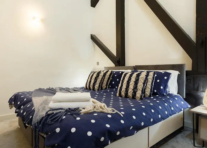 Modern 2 Bedroom With 75” Tv & Free Wi-fi Apartment