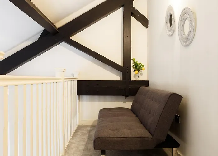 Modern 2 Bedroom With 75” Tv & Free Wi-fi *