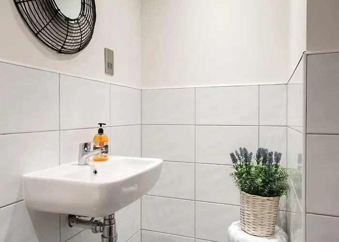 Modern 2 Bedroom With 75” Tv & Free Wi-fi Bradford (West Yorkshire)