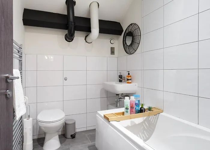 Modern 2 Bedroom With 75” Tv & Free Wi-fi