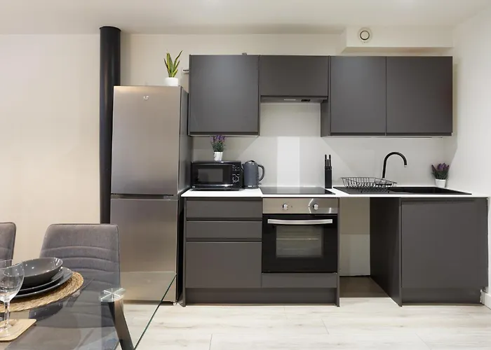 Modern 2 Bedroom With 75” Tv & Free Wi-fi Apartment