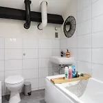 Modern 2 Bedroom With 75” Tv & Free Wi-fi