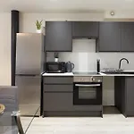 Modern 2 Bedroom With 75” Tv & Free Wi-fi Apartament